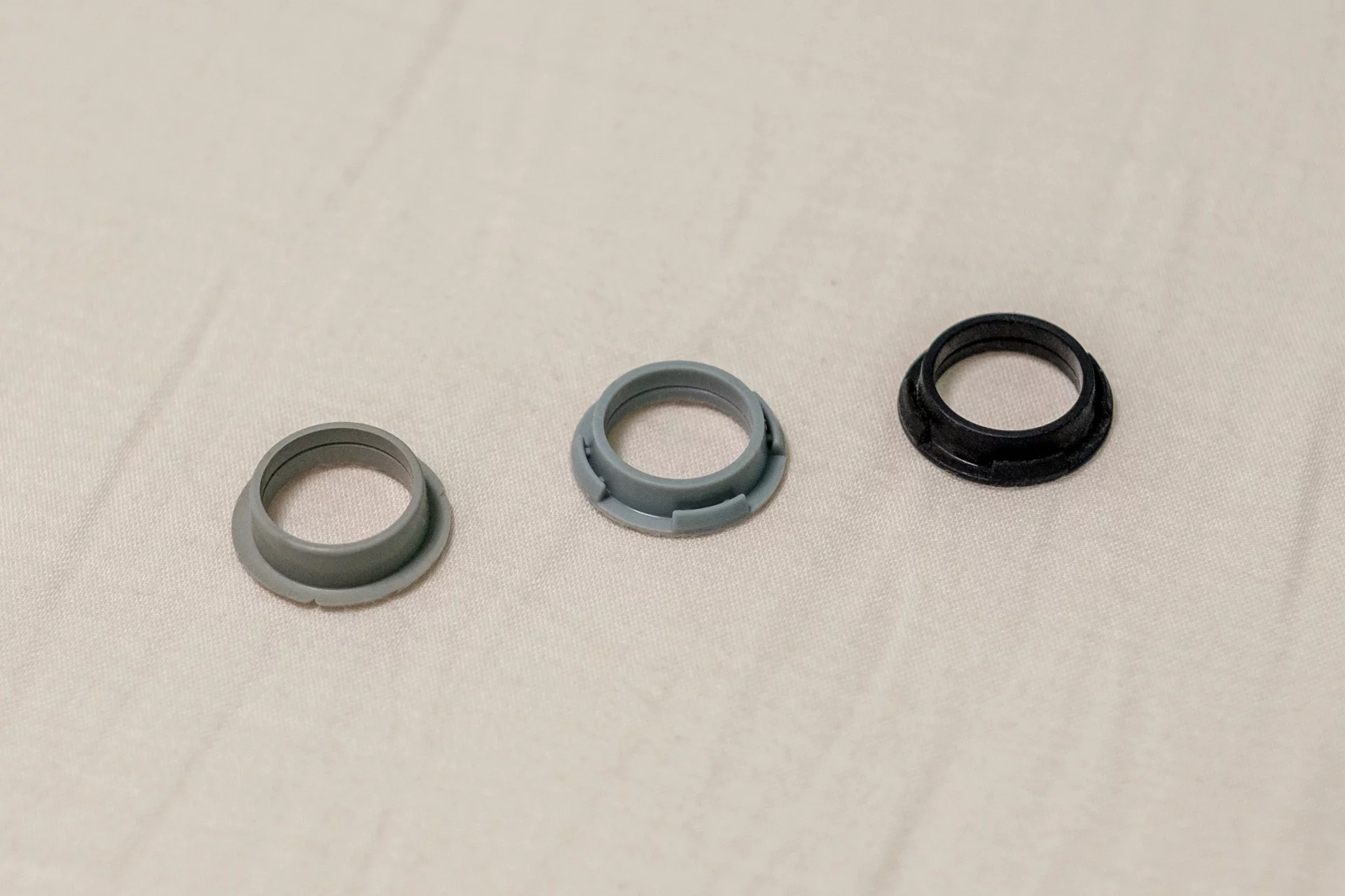 <b>1T0 919 133 C 704</b> – A4 B8 model; <b>5Q0 919 133 704</b> – newer MQB rings are thicker; <b>5Q0 919 133 9B9</b> – black rings