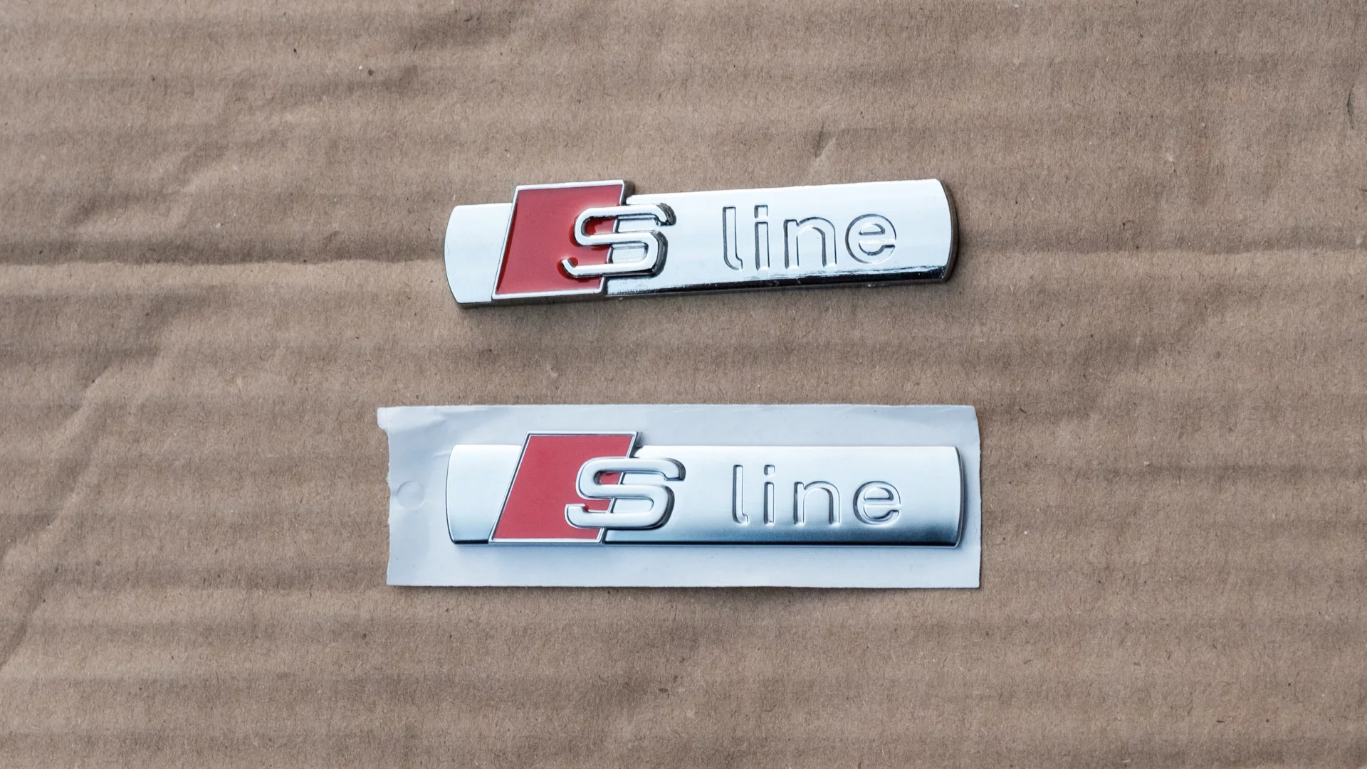 В современных Audi не используется глянцевый хром как у японцев, он везде сатиновый