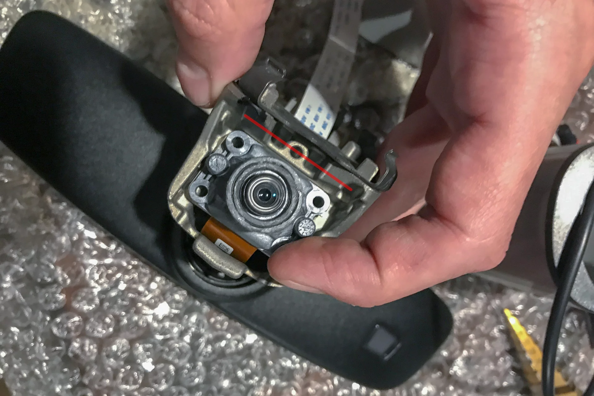 Фото после среза не осталось, но алюминиевая ножка зеркала оказалась тверже китайских автомобилей