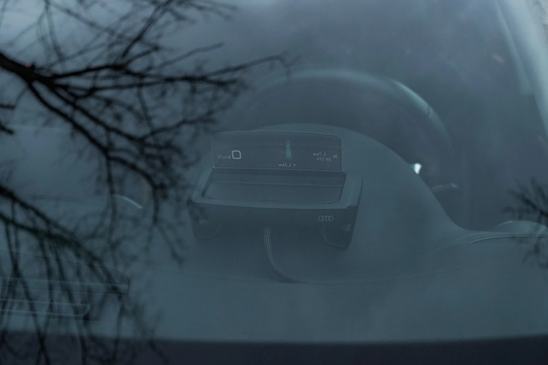 В реальности показания снаружи почти не видны из-за бликующего стекла.