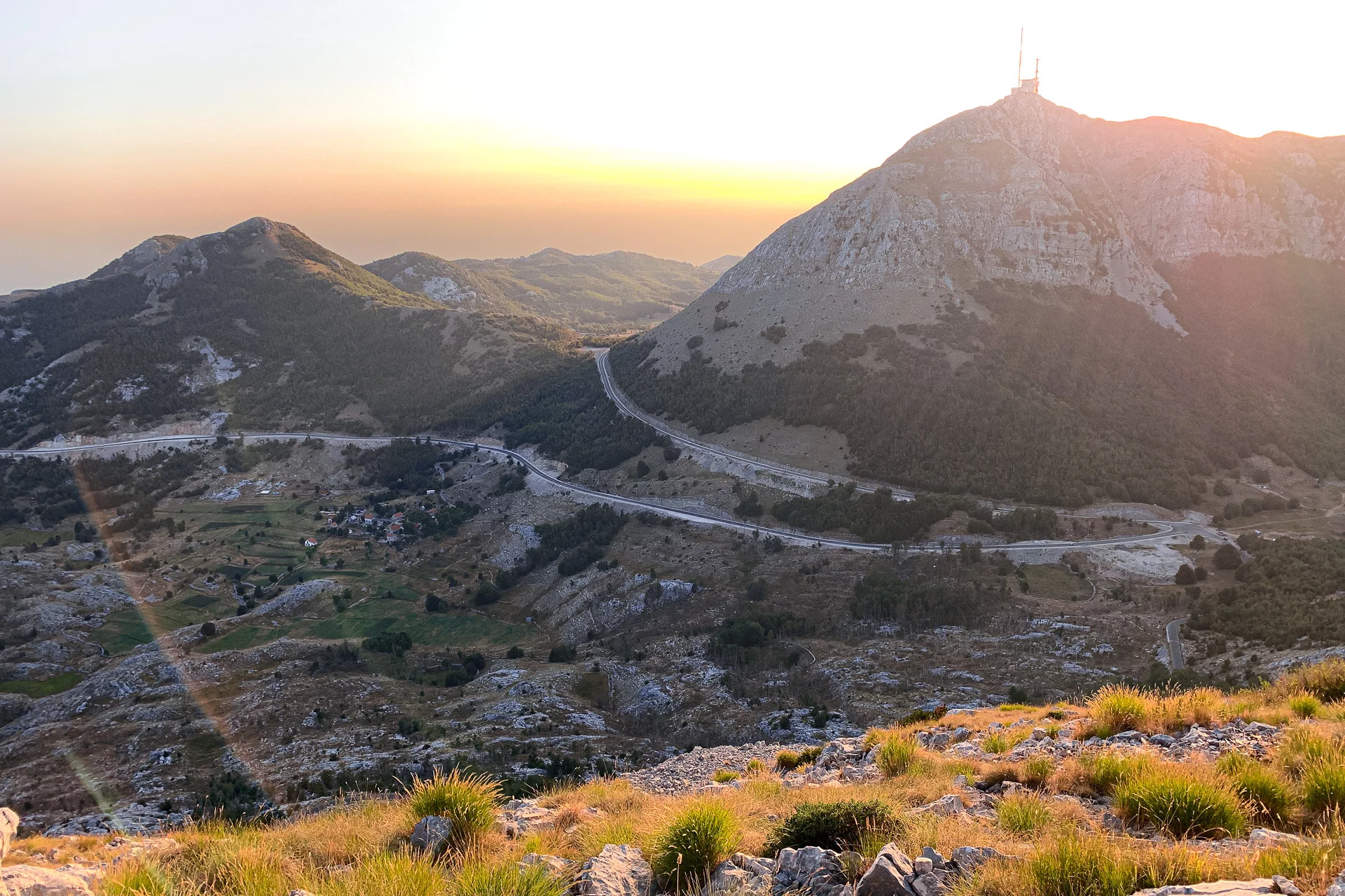 Вершина Штировник (1,749 м) с мачтами видна справа. Основная масса туристов поднимается на соседний Језерски врх (1,657 м).