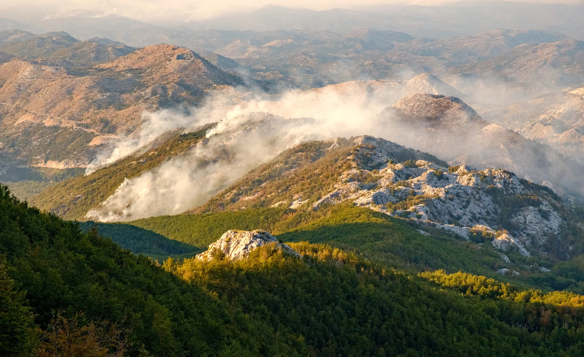 Сначала может показаться, что горы романтично разрезают наплывающие облака.