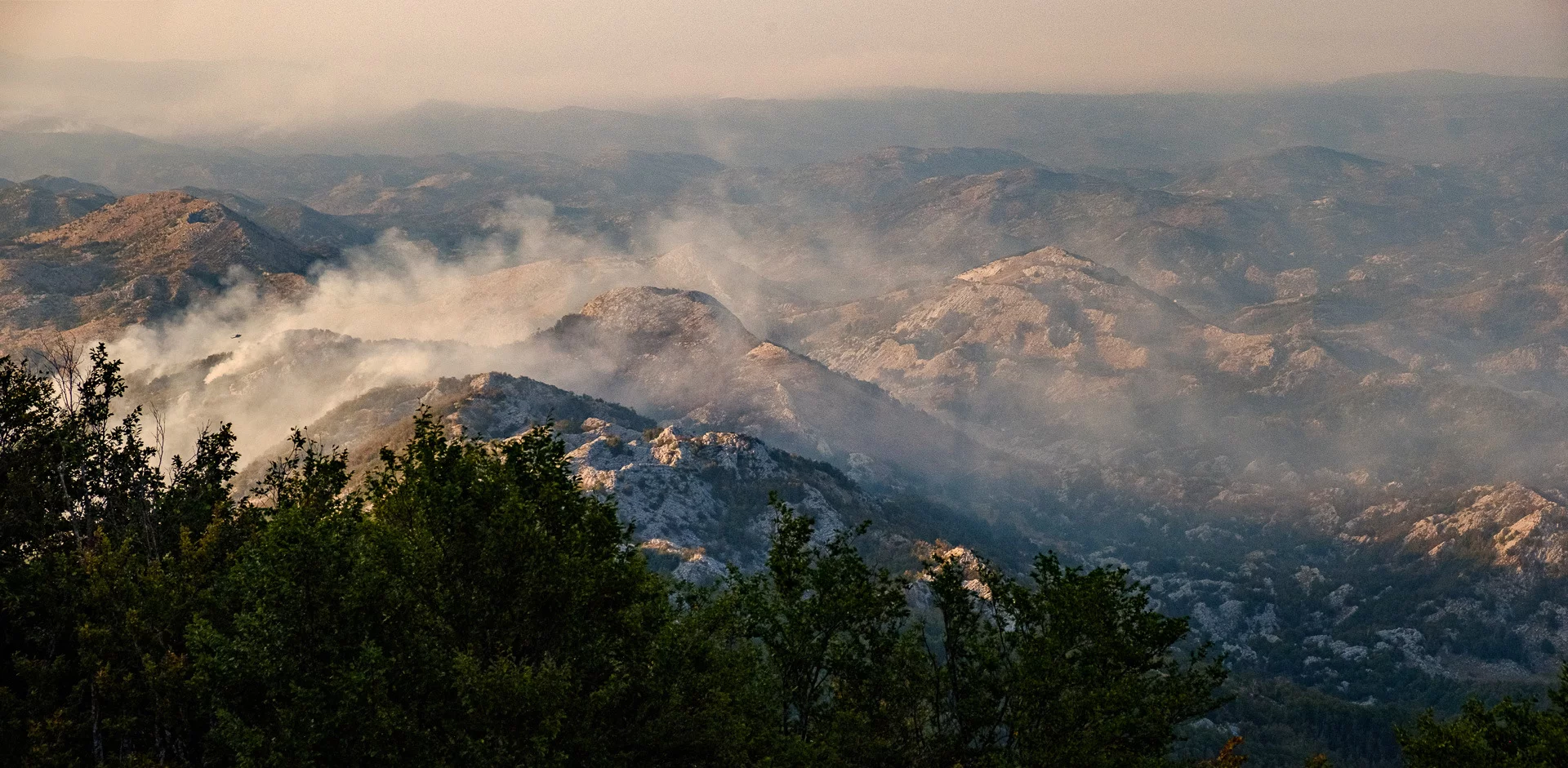 На самом деле это лесные пожары и в дальнейшем путешествии мы столкнулись с ними еще не раз.