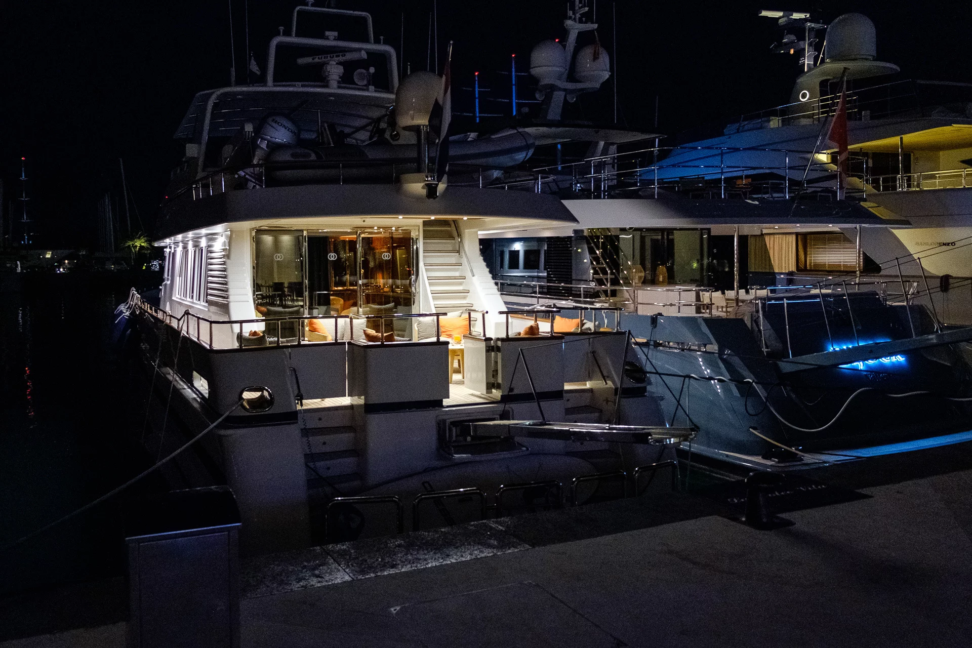 Обратил внимание на полное отсутствие тонировки. Все яхты просматриваются от кормы до носа.