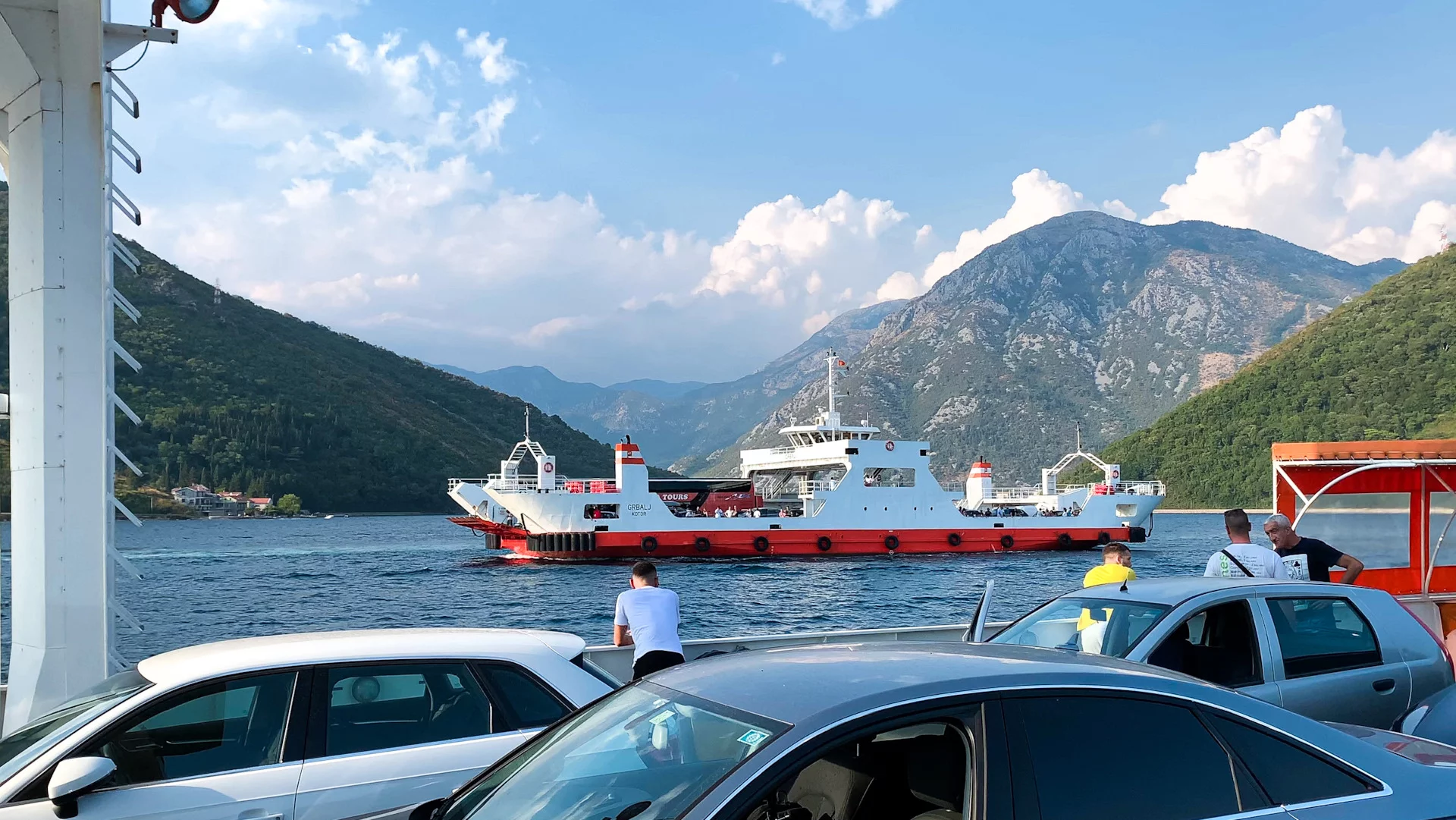 Паром заменяет 24км пути по побережью залива.