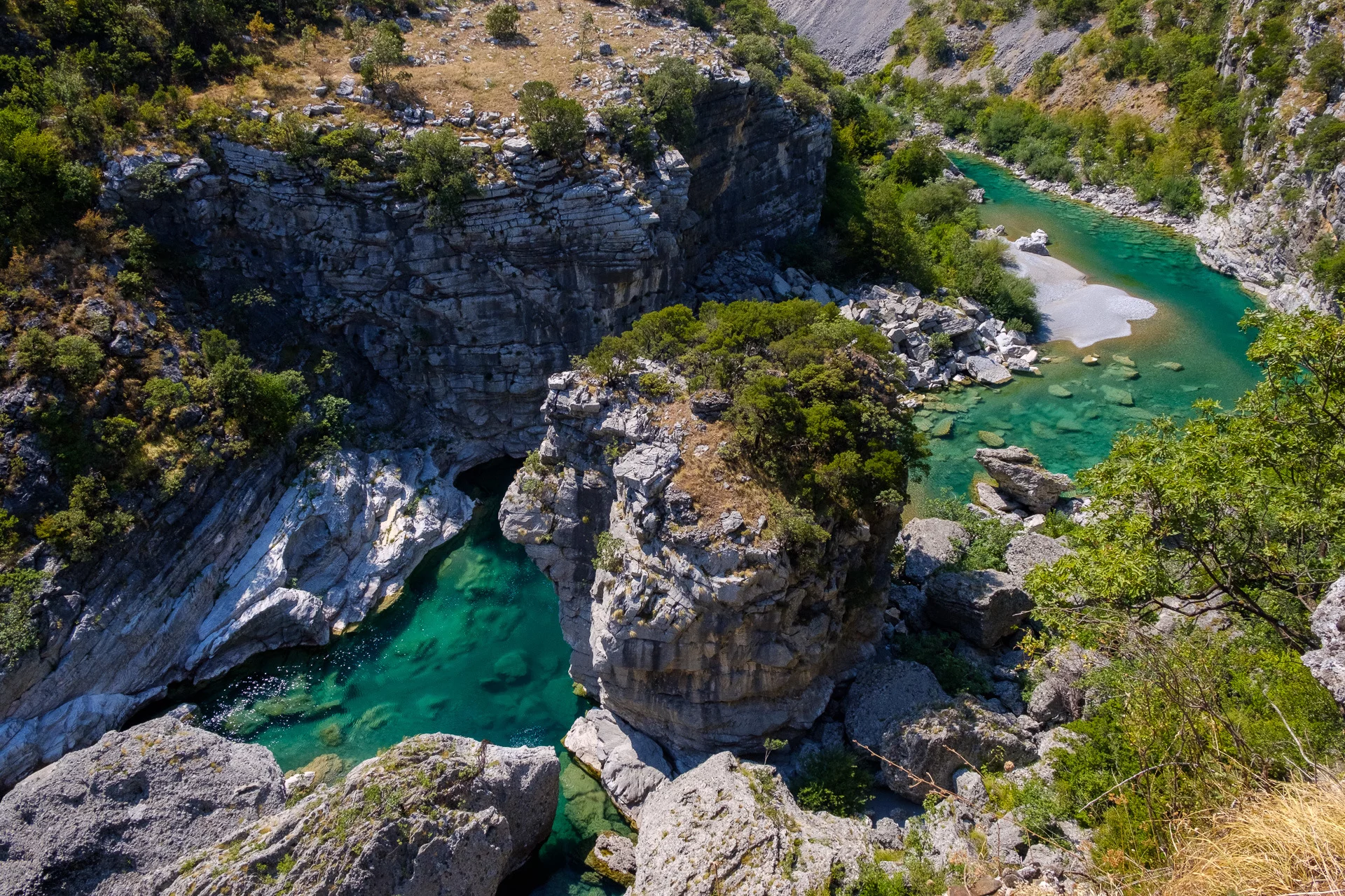 Очень яркий, сочный, бирюзовый цвет воды в Черногории не переставал удивлять всё путешествие.
