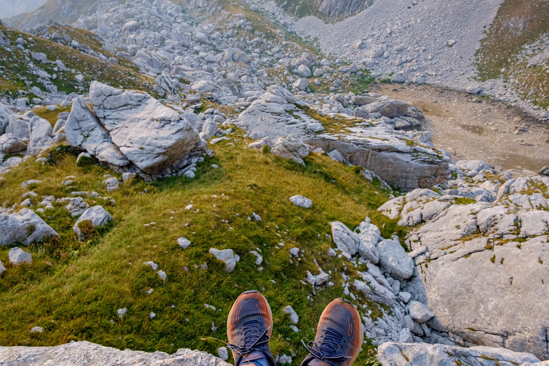 Справа одно из пустых озер.