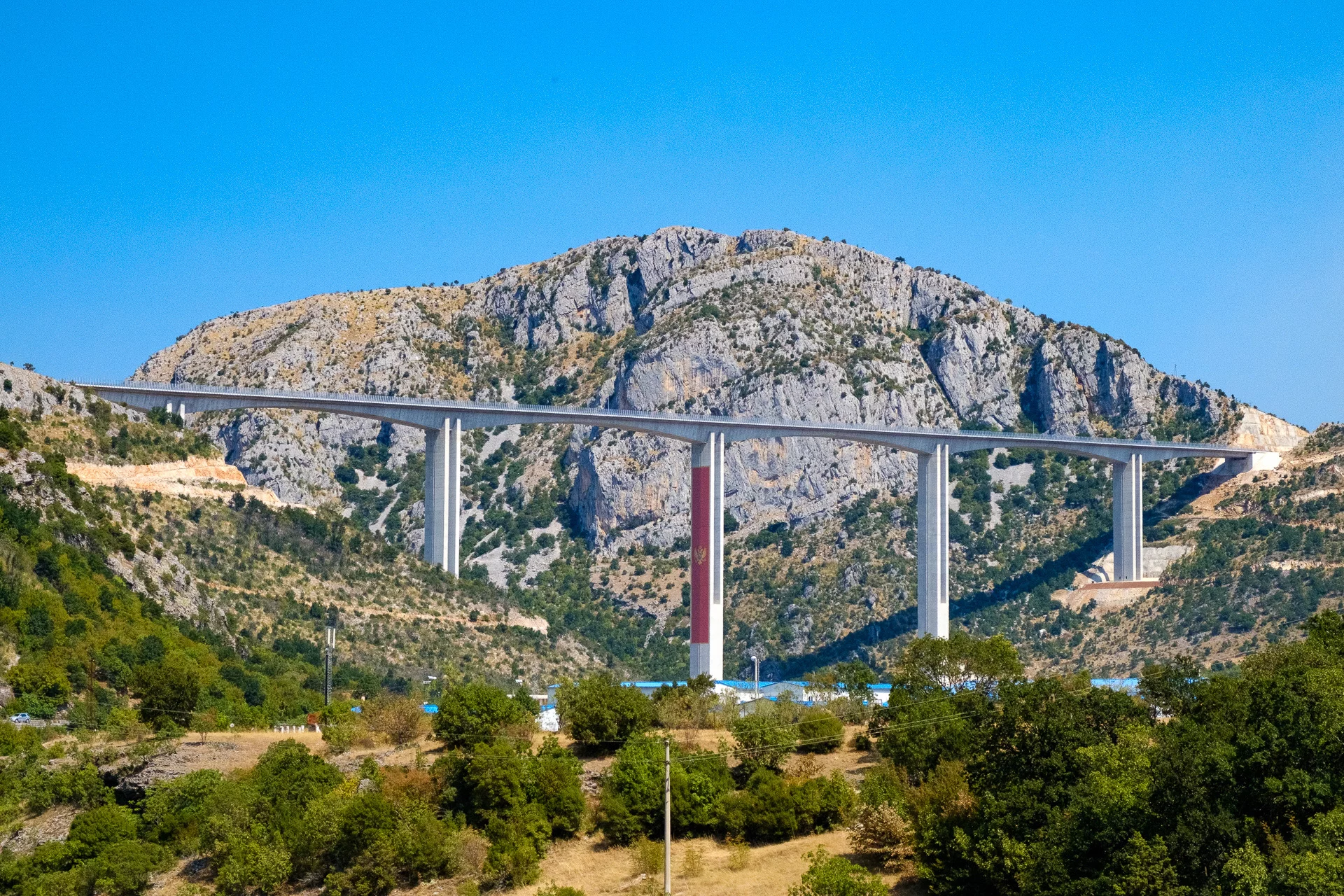 Синие домики под мостом — посёлок китайских рабочих.