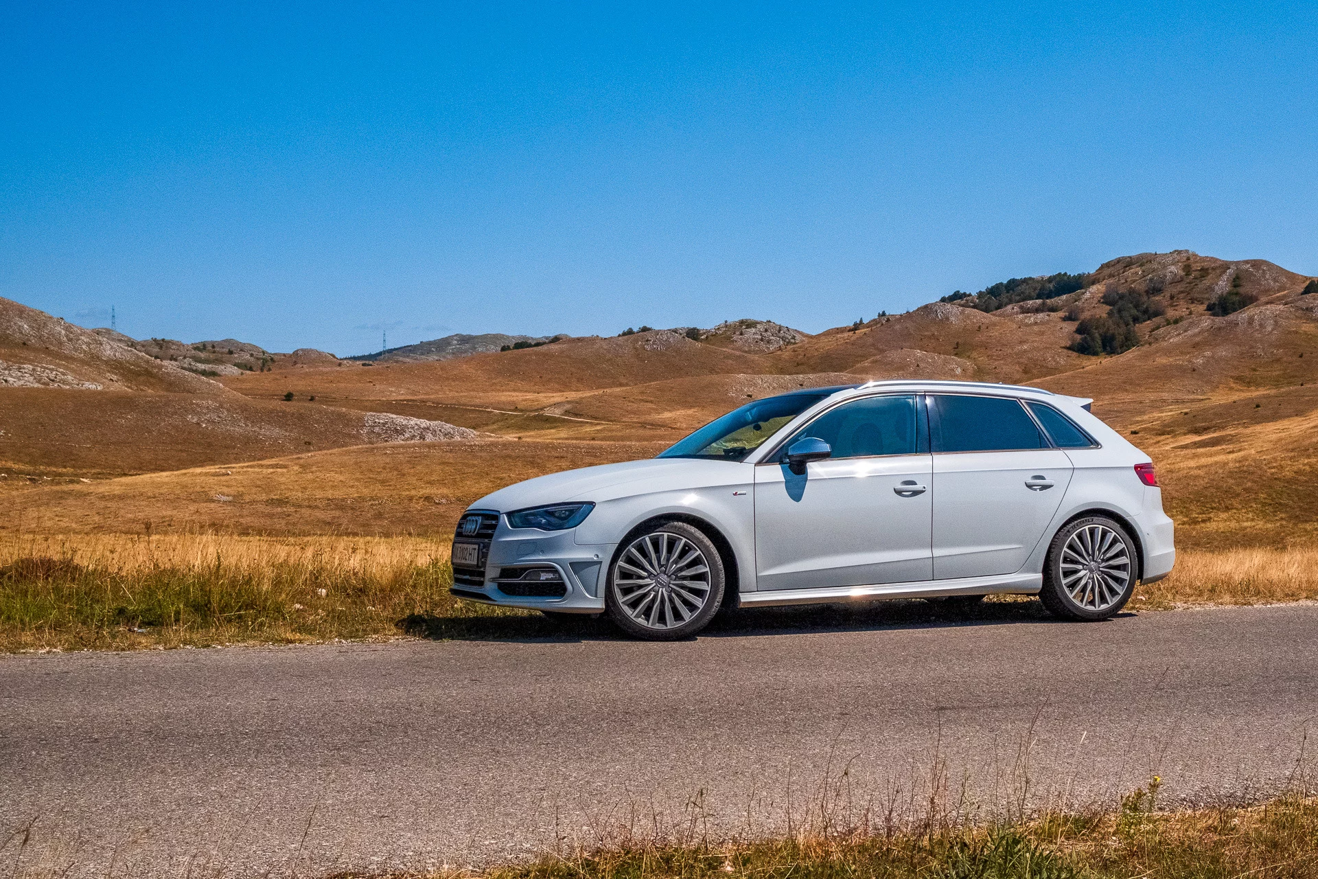 В отличии от нашего агро-рейха, все местные поля используют только для выпаса овечек.