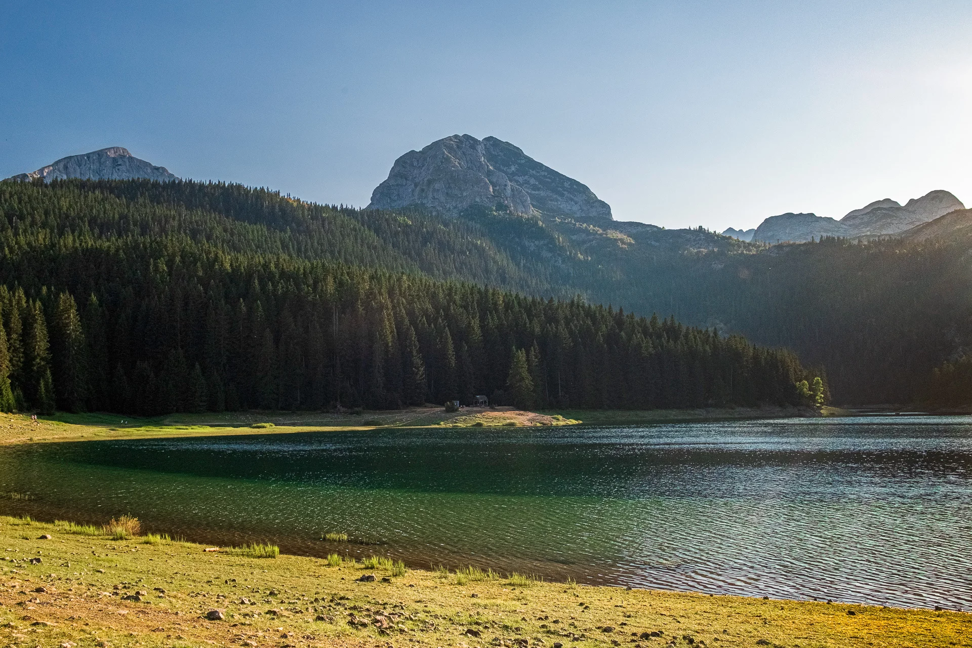 Не покидало ощущение, что гряду на заднем плане я уже видел на десятке обоев рабочего стола.