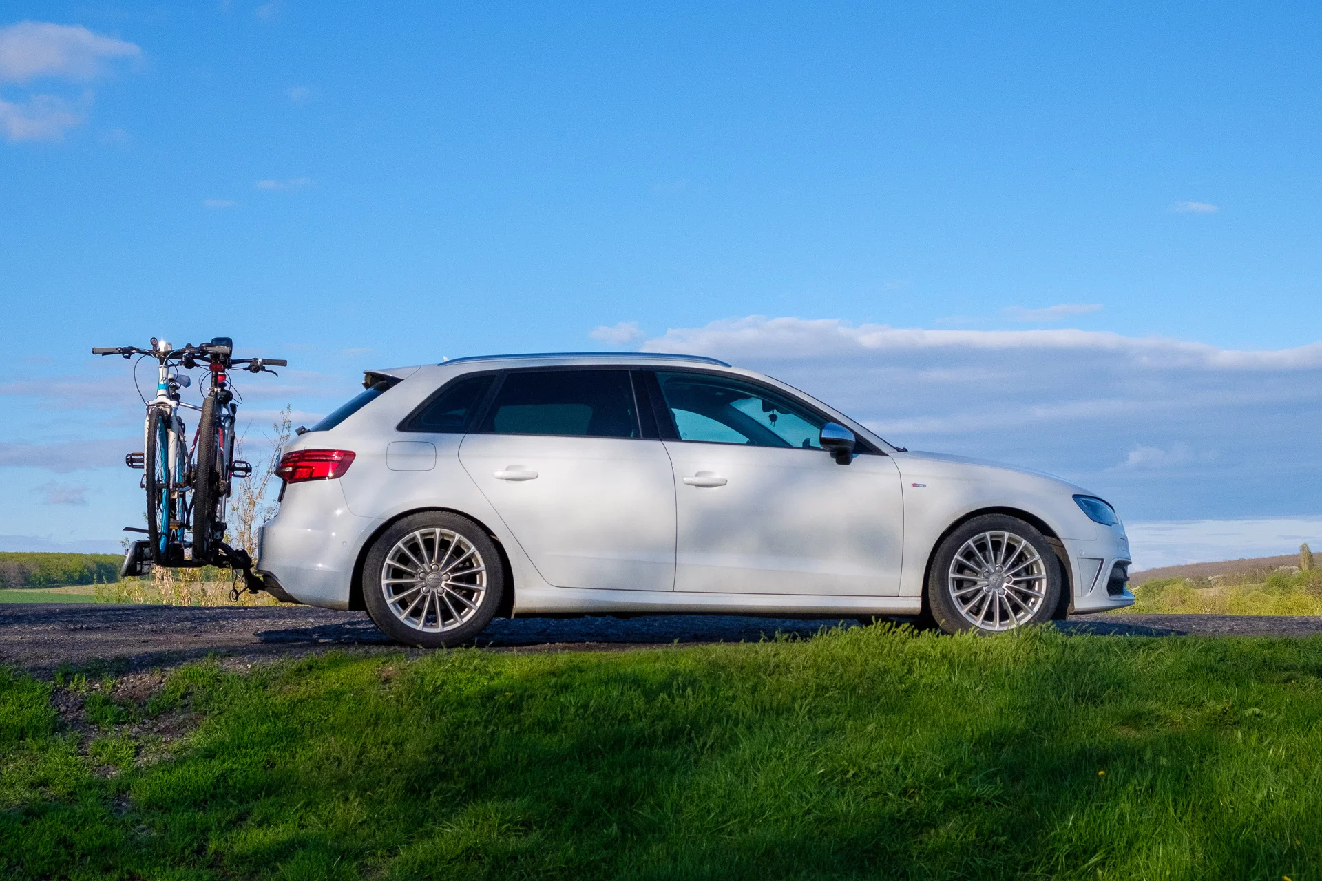 До покупки боялся, что при раскачке велосипеды могут «постучать» в окно.