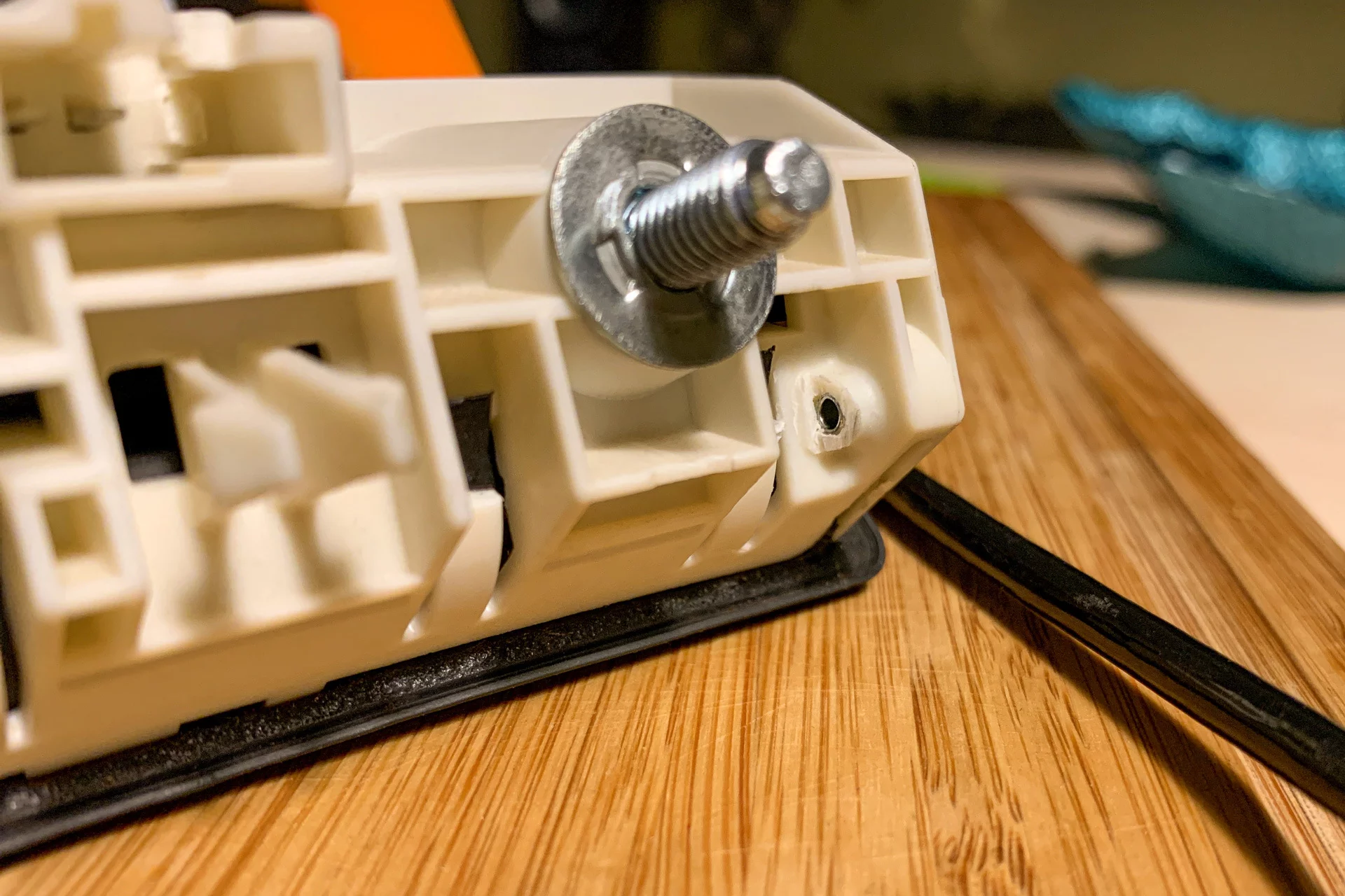 Один из боковых чопиков. Доступ к нему надо прогрызть в пластике.