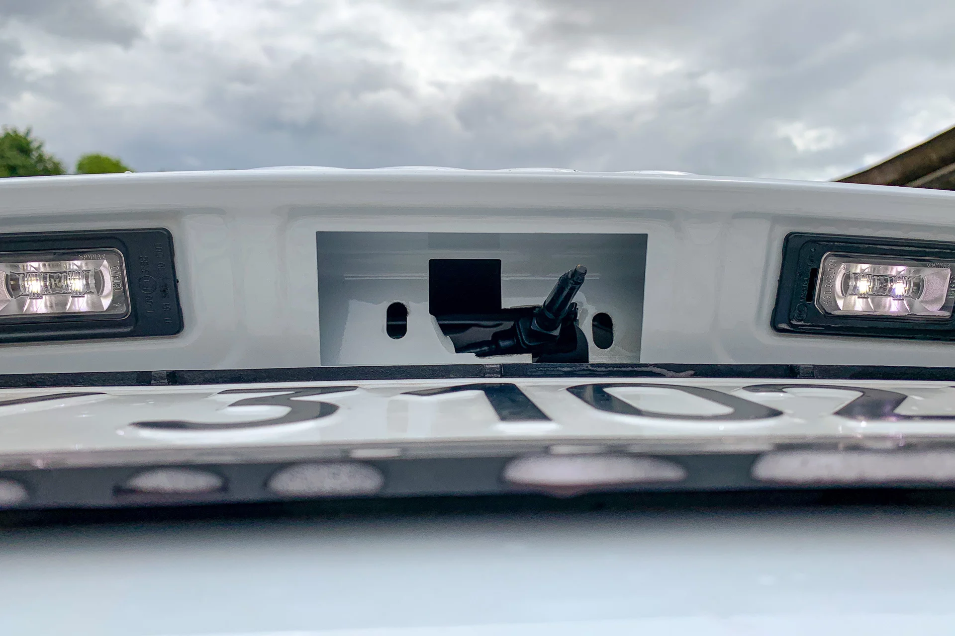 Форсунка проходит сквозь ручку в этой точке.