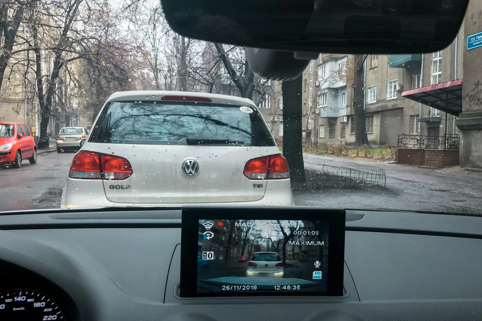 На экране много мусора, но видно мои фары и номерной знак гольфа