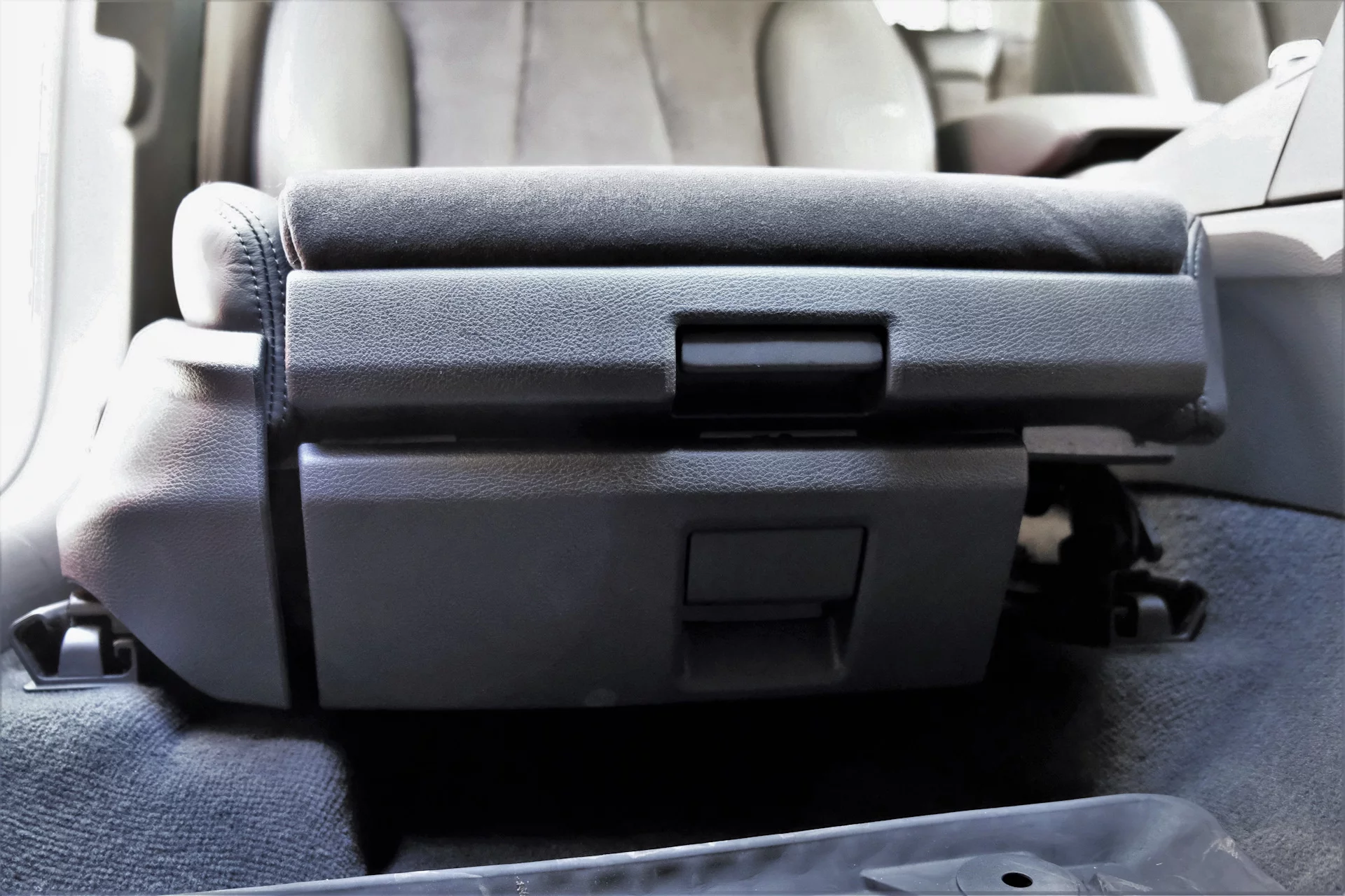 Passenger's seat, original box. You can see the ledge on the right. Seats with manual adjustments also have a lever sticking out in the same place.