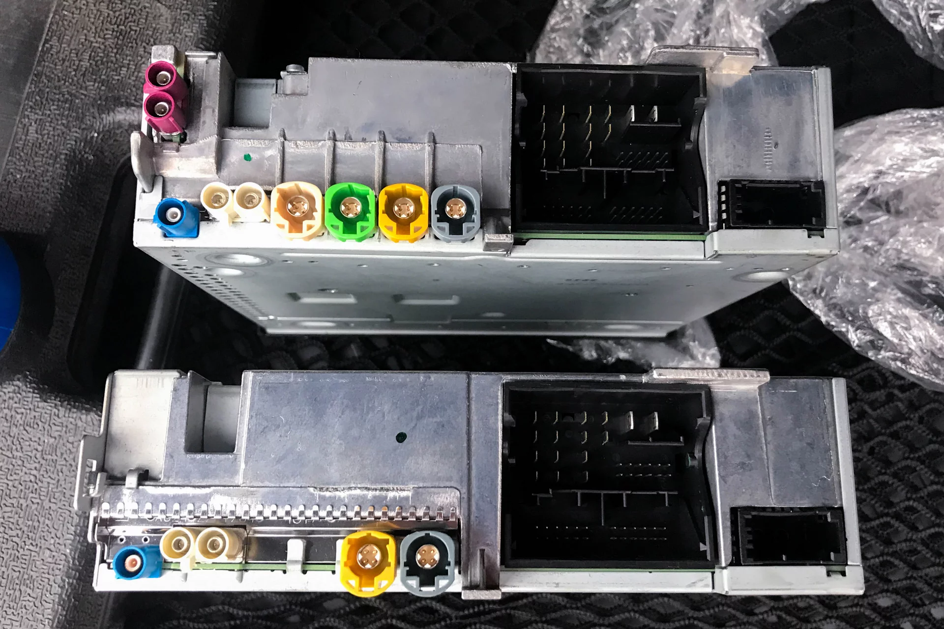 По разъемам и пинам все совпадает, ошибиться в подключении невозможно. Новый розовый слева - GSM+LTE