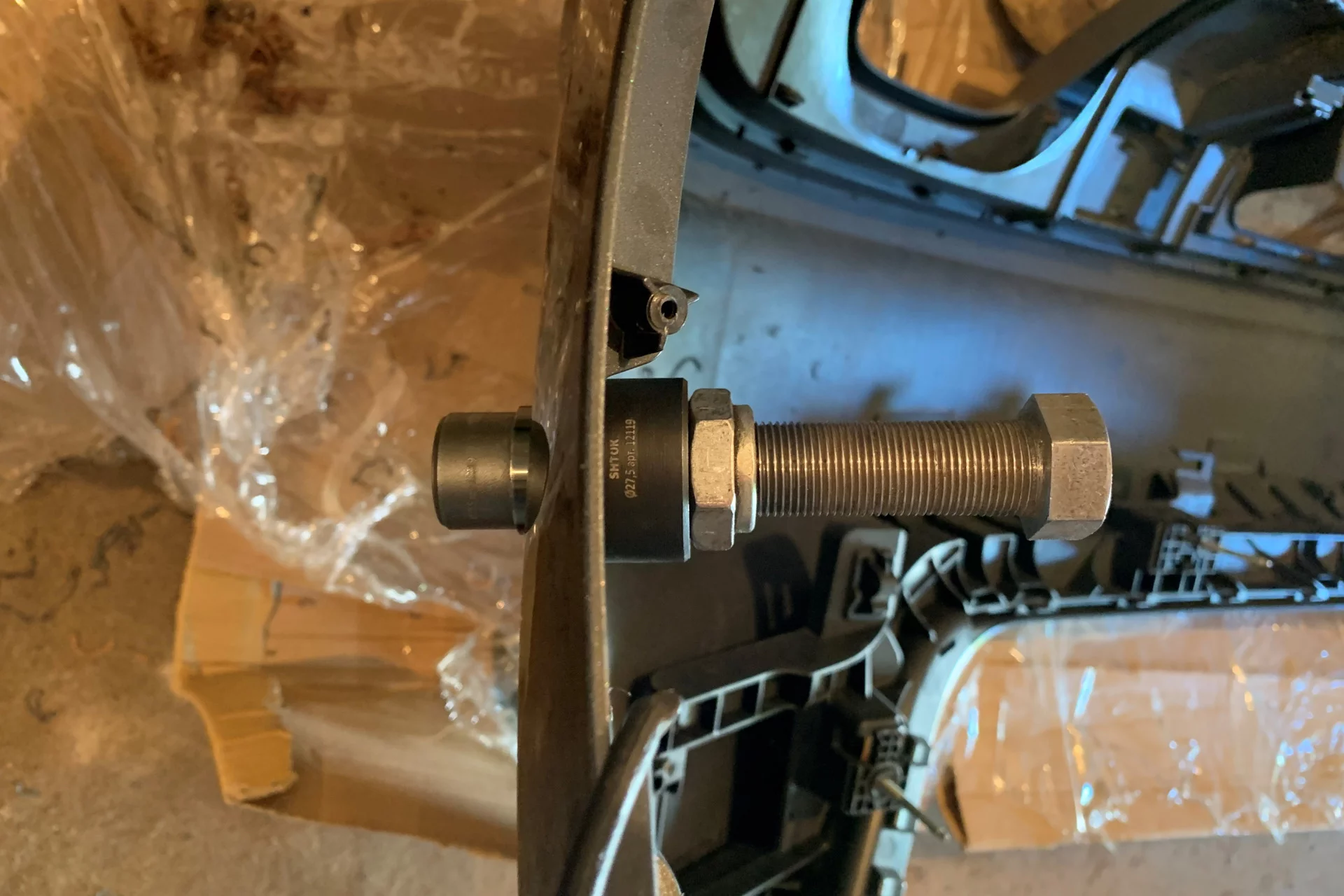 I had to hold it carefully from both sides, but when the cutter bites into the plastic, the rotation of only one nut is enough to emboss the hole. The left part stays static.