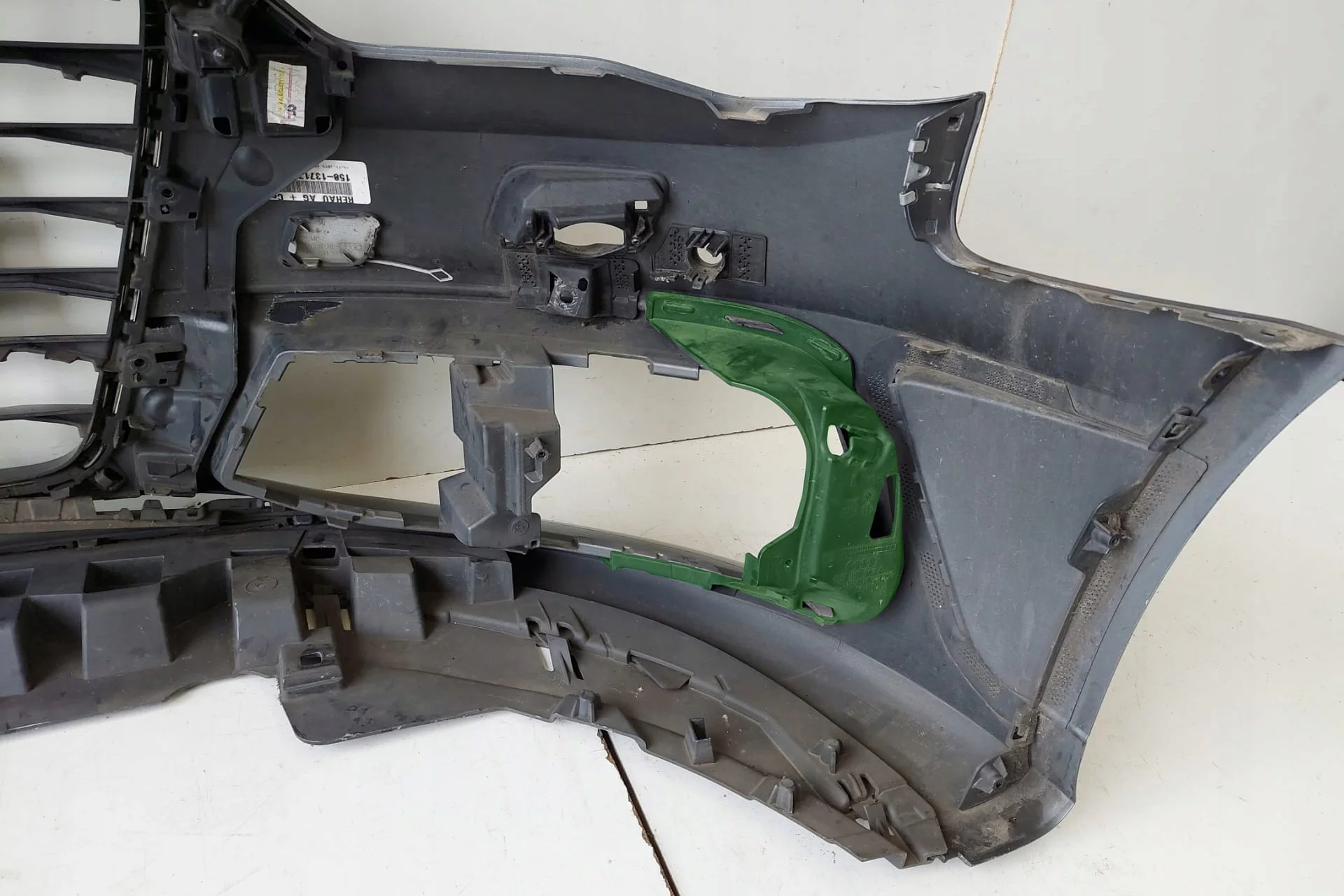 Brackets are labeled as <b title="8V3807261A">8V3 807 261 A</b> and <b title="8V3807262A">8V3 807 262 A</b>