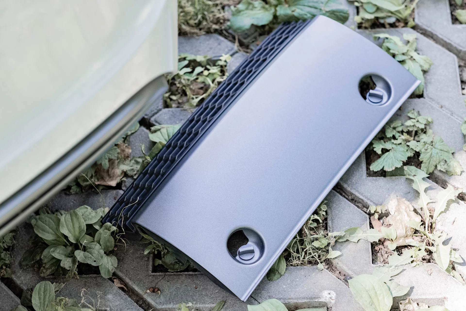 Diffuser cover locks in with two knobs